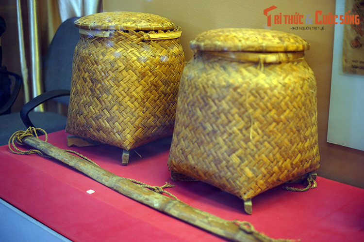 Bồ và đòn gánh dân công sử dụng để vận chuyển hàng hóa lương thực phục vụ chiến dịch Điện Biên Phủ.