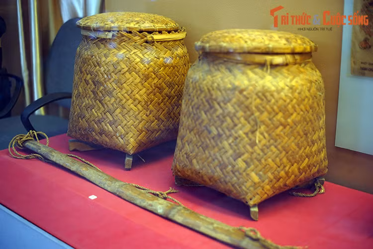 Bồ và đòn gánh dân công sử dụng để vận chuyển hàng hóa lương thực phục vụ chiến dịch Điện Biên Phủ.