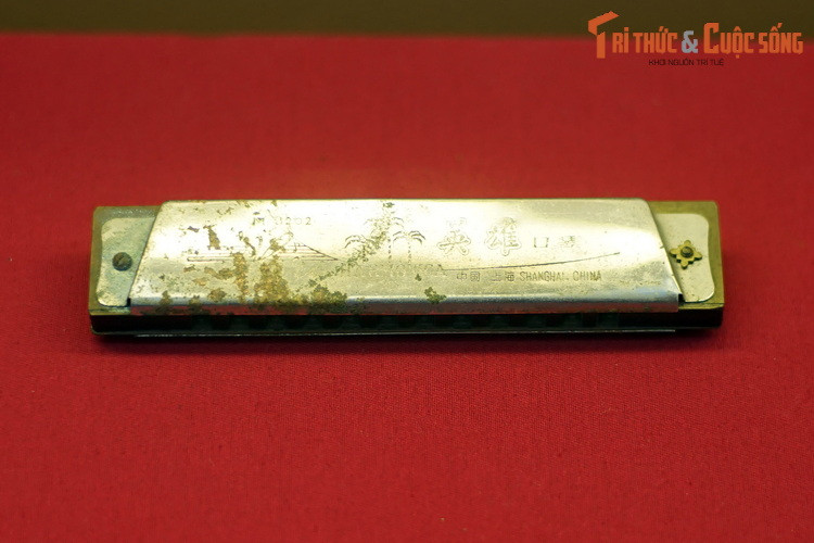 Kèn harmonica của đồng chí Phạm Ngọc Thụy, chiến sĩ trinh sát Trung đoàn Thủ đô, Đài đoàn 308, được thổi để động viên anh em thương binh sau trận đánh đồi A1 đêm 30/3/1954 và mừng chiến thắng sau ngày giải phóng Điện Biên Phủ.