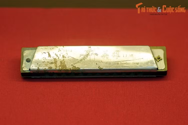 Kèn harmonica của đồng chí Phạm Ngọc Thụy, chiến sĩ trinh sát Trung đoàn Thủ đô, Đài đoàn 308, được thổi để động viên anh em thương binh sau trận đánh đồi A1 đêm 30/3/1954 và mừng chiến thắng sau ngày giải phóng Điện Biên Phủ.
