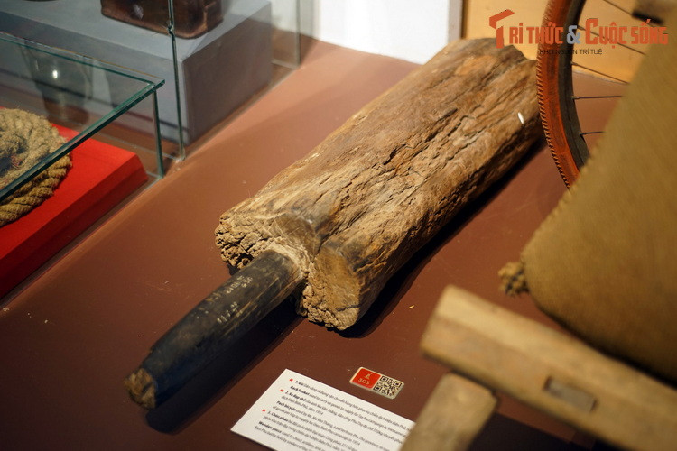 Chèn pháo, bộ đội pháo binh Đại đoàn Công pháo 351 sử dụng để chèn bánh pháo khi kéo pháo vào trận địa trong chiến dịch Điện Biên Phủ.