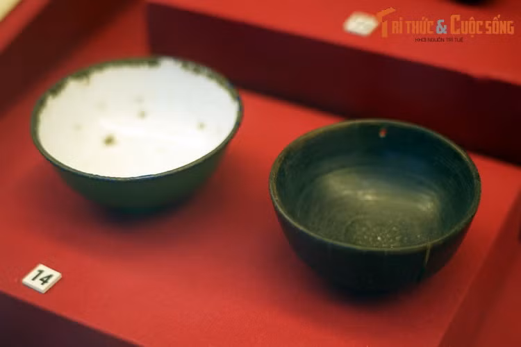 Bát sắt của chiến sĩ Chu Văn Mùi - tổ điện thanh thuộc Trung đoàn 102, Đại đoàn 308, dùng hứng nước tiểu của mình uống để tiếp tục chiến đấu với quân Pháp tại đồi A1, từ ngày 31/3-3/4/1954 (trái). Bát gỗ của bà Lã Thị Nhài, cấp dưỡng của Đội điều trị 4 sử dụng phục vụ thương binh trong chiến dịch Điện Biên Phủ.