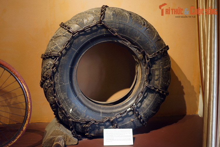 Lốp của chiếc ô tô mang biển số 5326 do lái xe Nguyễn Văn Toàn thuộc Tiểu đội 9, Trung đội 3, Đại đội 200 dùng vận tải hàng hóa phục vụ chiến dịch Điện Biên Phủ.