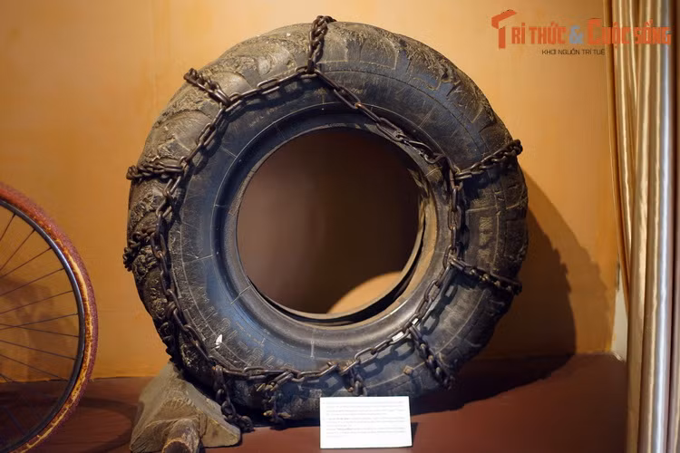 Lốp của chiếc ô tô mang biển số 5326 do lái xe Nguyễn Văn Toàn thuộc Tiểu đội 9, Trung đội 3, Đại đội 200 dùng vận tải hàng hóa phục vụ chiến dịch Điện Biên Phủ.