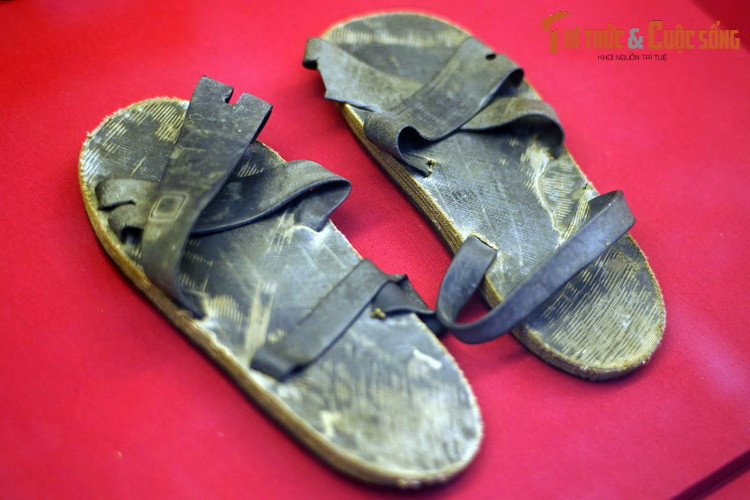 Đôi dép cao su của đồng chí Nông Văn Phường thuộc Đại đội 827, Tiểu đoàn 394, Trung đoàn 367, làm từ lốp chiếc may bay thứ 50 của Pháp bị bộ đội Việt Nam bắn rơi tại mặt trận Điện Biên Phủ.