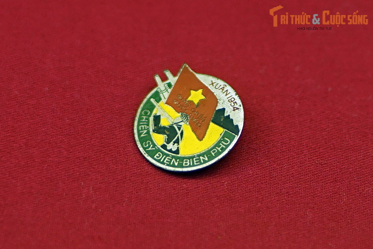 Huy hiệu Chiến sĩ Điện Biên của Chủ tịch Hồ Chí Minh tặng thưởng đồng chí Bạch Ngọc Giáp, Trung đội trưởng Thông tin, Đại đội 806, Tiểu đoàn 2, Trung đoàn Pháo binh 45 vì đã lập thành tích xuất sắc trong chiến dịch Điện Biên Phủ.