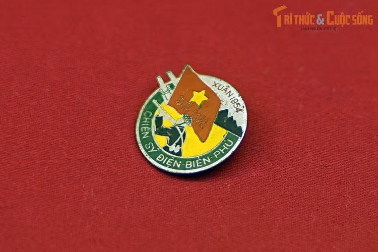 Huy hiệu Chiến sĩ Điện Biên của Chủ tịch Hồ Chí Minh tặng thưởng đồng chí Bạch Ngọc Giáp, Trung đội trưởng Thông tin, Đại đội 806, Tiểu đoàn 2, Trung đoàn Pháo binh 45 vì đã lập thành tích xuất sắc trong chiến dịch Điện Biên Phủ.