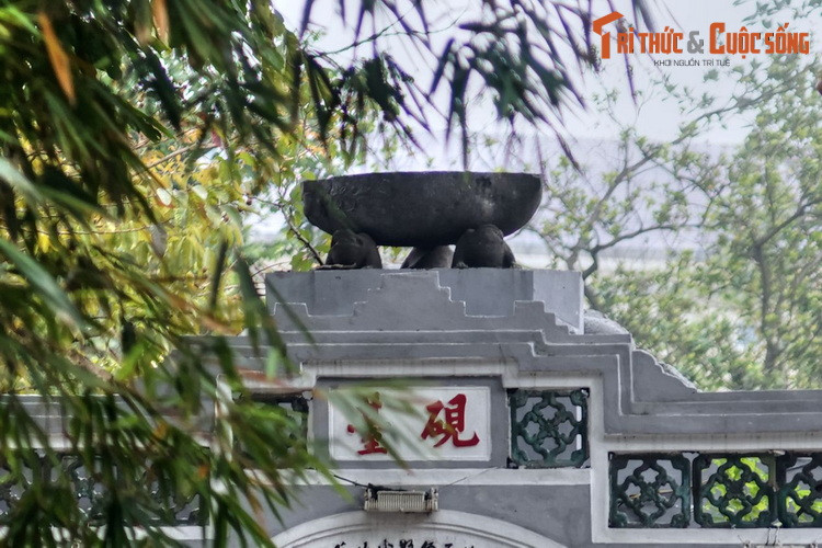 Một công trình gắn liền với Tháp Bút là Đài Nghiên - nghiên mực bằng đá xanh hình nửa trái đào được đỡ bằng ba con cóc - nằm trên cánh cổng ở đầu cầu Thê Húc. Tương truyền, vào một số giờ trong năm, bóng của đỉnh Tháp Bút sẽ chấm đúng vào giữa lòng Đài Nghiên.