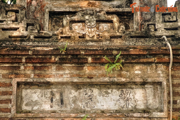 Tháp được xây bằng gạch, cao ba tầng, mặt bàng hình tứ giác, tầng một có bốn cửa nên còn được gọi là “tứ môn tháp”. Trên mỗi ngạch cửa của tháp ghi các dòng chữ: Báo Ân Môn, Báo Nghĩa Môn, Báo Đức Môn, Báo Phúc Môn, thể hiện các giá trị quan Nho giáo.