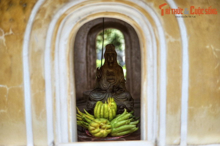 Hầu hết các ô cửa trên thân tháp có dạng vòm cuốn, riêng tầng 7 và tầng 9 có hình tứ giác, tầng 10 hình tròn. Bên trong tháp đặt các tượng thờ.