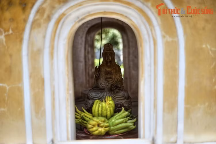 Hầu hết các ô cửa trên thân tháp có dạng vòm cuốn, riêng tầng 7 và tầng 9 có hình tứ giác, tầng 10 hình tròn. Bên trong tháp đặt các tượng thờ.