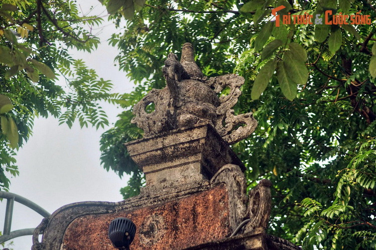 Những họa tiết trang trí của tòa tháp mang đặc trưng phương Đông, nghiêm cẩn trong từng đường nét. Trên đỉnh tháp trang trí bầu hồ lô, biểu tượng của phước lành trong Phật giáo và Lão giáo.