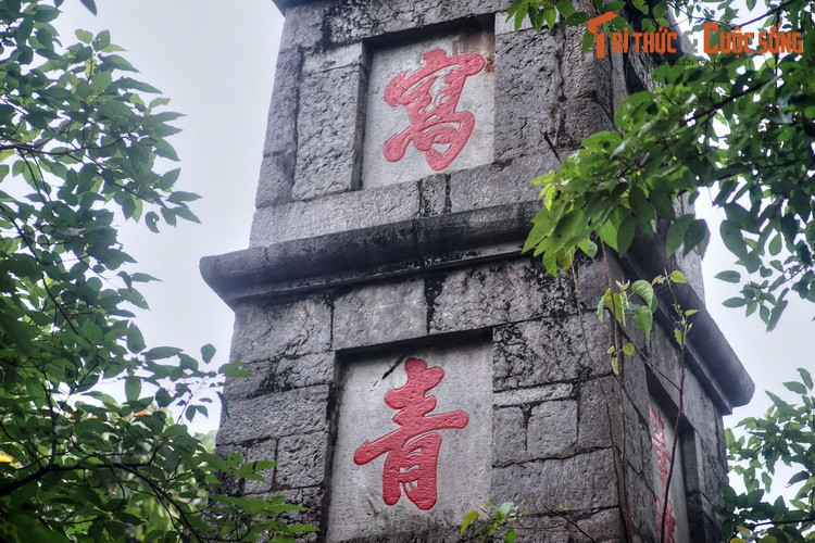 Tòa tháp được xây bằng đá, có năm tầng, bình đồ hình vuông, cao 28 mét. Tính cả núi Độc Tôn, chiều cao của tháp là 32 mét. Ba tầng giữa tháp, mặt hướng về lối vào đền Ngọc Sơn có khắc ba chữ Tả Thanh Thiên, nghĩa là "viết lên trời xanh".