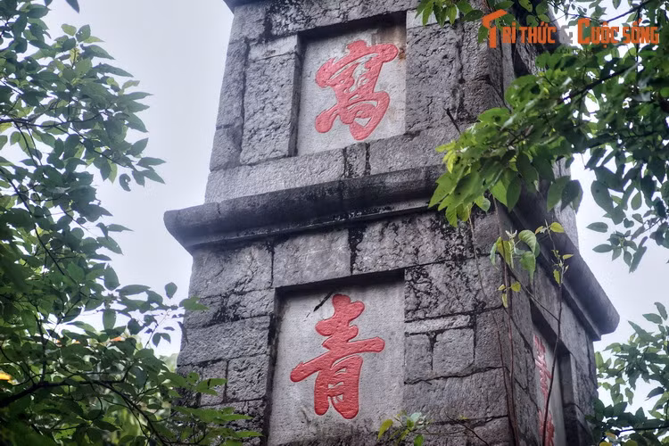 Tòa tháp được xây bằng đá, có năm tầng, bình đồ hình vuông, cao 28 mét. Tính cả núi Độc Tôn, chiều cao của tháp là 32 mét. Ba tầng giữa tháp, mặt hướng về lối vào đền Ngọc Sơn có khắc ba chữ Tả Thanh Thiên, nghĩa là "viết lên trời xanh".