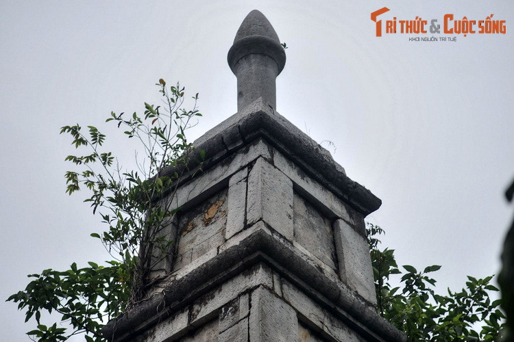 Đỉnh Tháp Bút được tạo hình như một đầu bút lông dựng ngược. Cả cán và ngòi bút cao 0,9 mét.