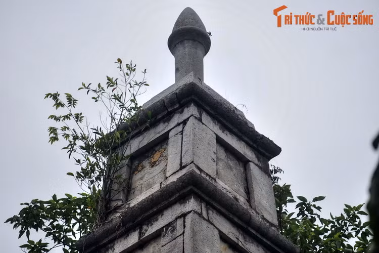 Đỉnh Tháp Bút được tạo hình như một đầu bút lông dựng ngược. Cả cán và ngòi bút cao 0,9 mét.