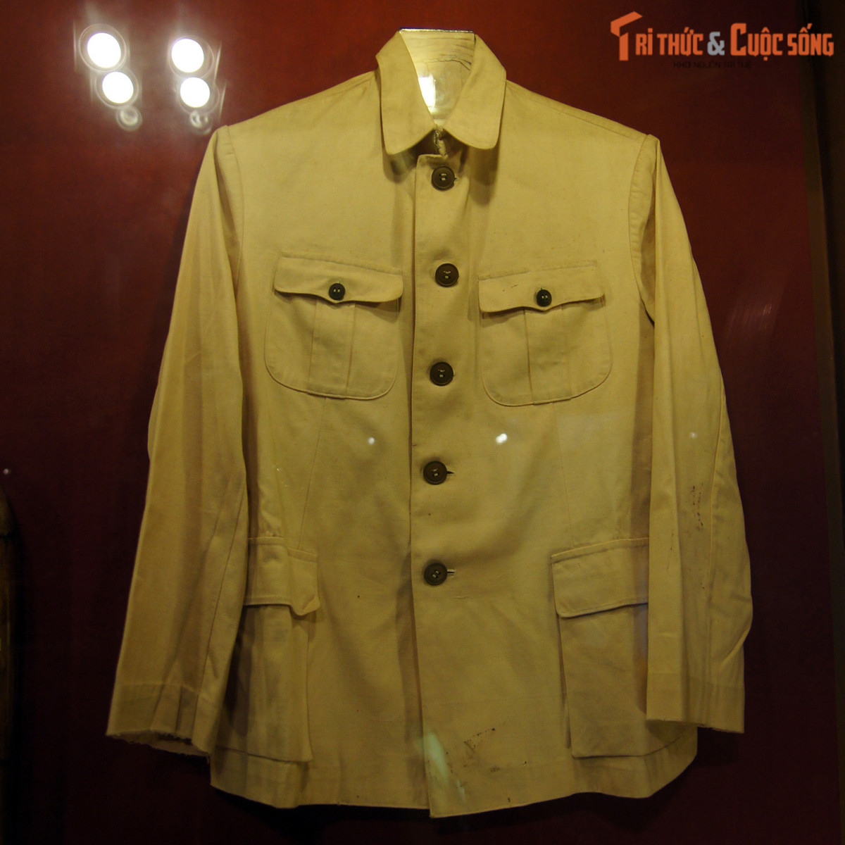 Bộ quần áo ka ki, Bác Hồ đã dùng trong những năm cuối đời.