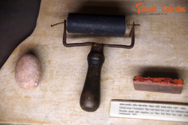 Từ trái qua phải: Hòn đá kỳ vắt đồng chí Nguyễn Ái Quốc thường dùng khi đi đường rừng; ru-lô và mảnh đá dùng để in báo Độc Lập năm 1941.