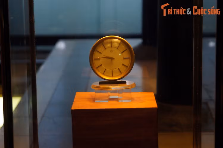 Đồng hồ trong phòng chữa bệnh của Bác, chỉ giờ phút Người từ trần, 1969.