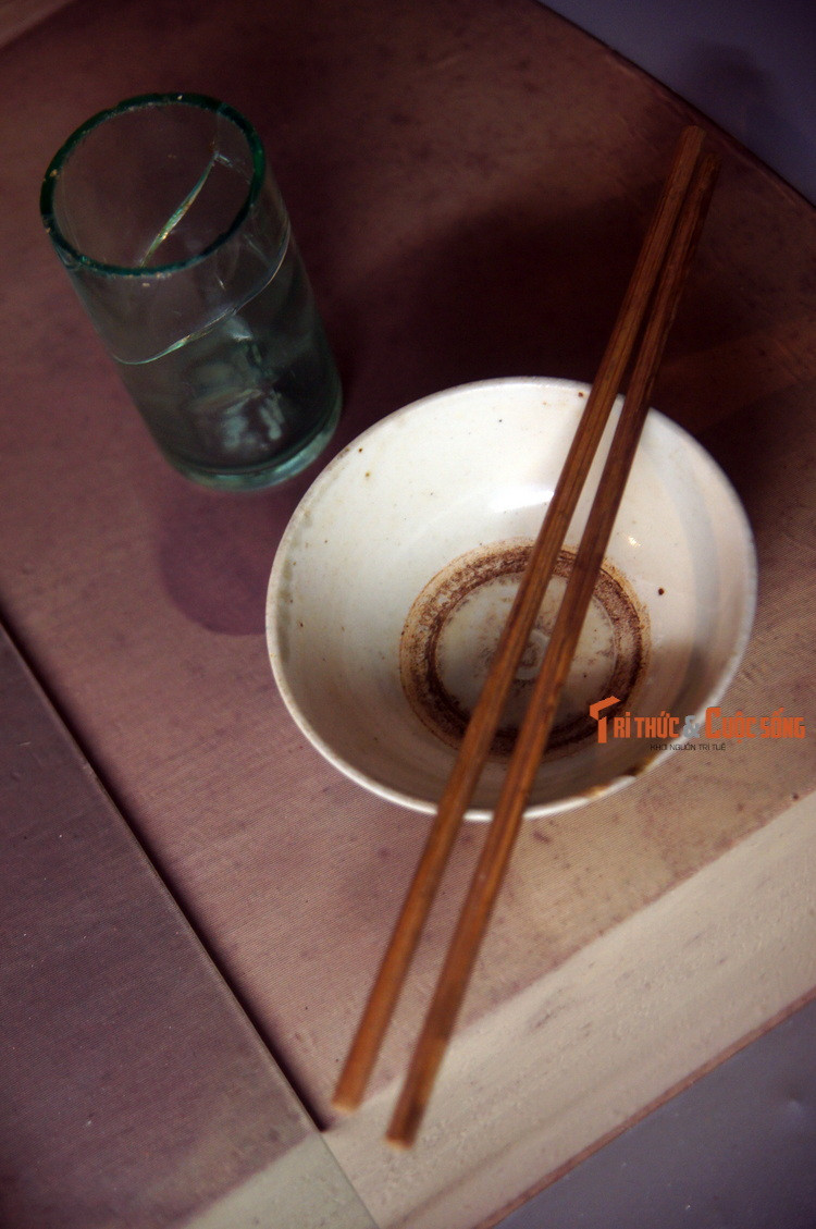 Bát đũa ăn cơm và cốc uống nước, đồng chí Nguyễn Ái Quốc dùng trong thời kỳ ở Pác Bó, Cao Bằng.