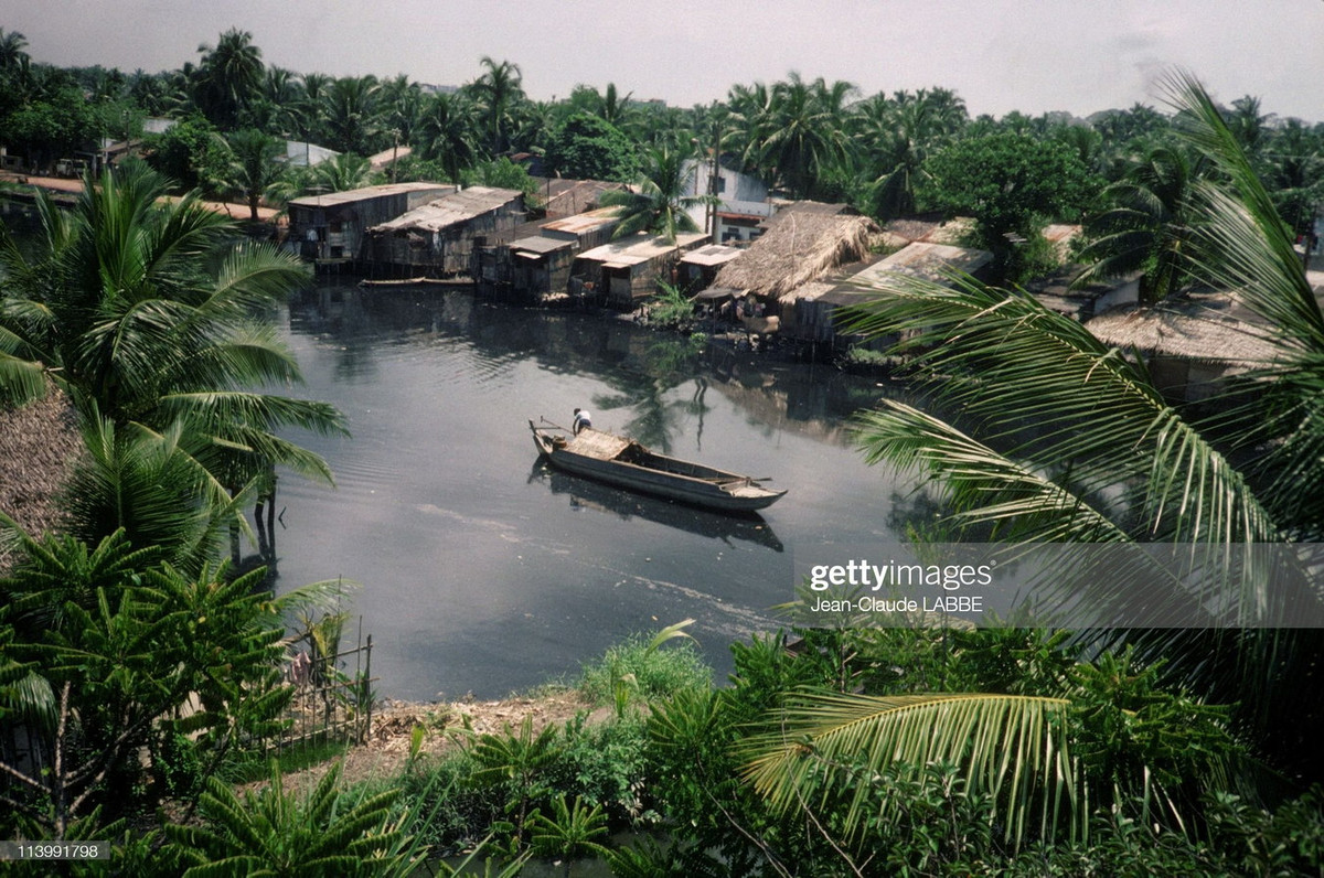Khung cảnh đậm chất thôn quê ở một khu dân cư nằm bên kênh rạch ở vùng ven TP. HCM năm 1991. Ảnh: Jean-Claude Labbe / Gamma-Rapho via Getty Images.