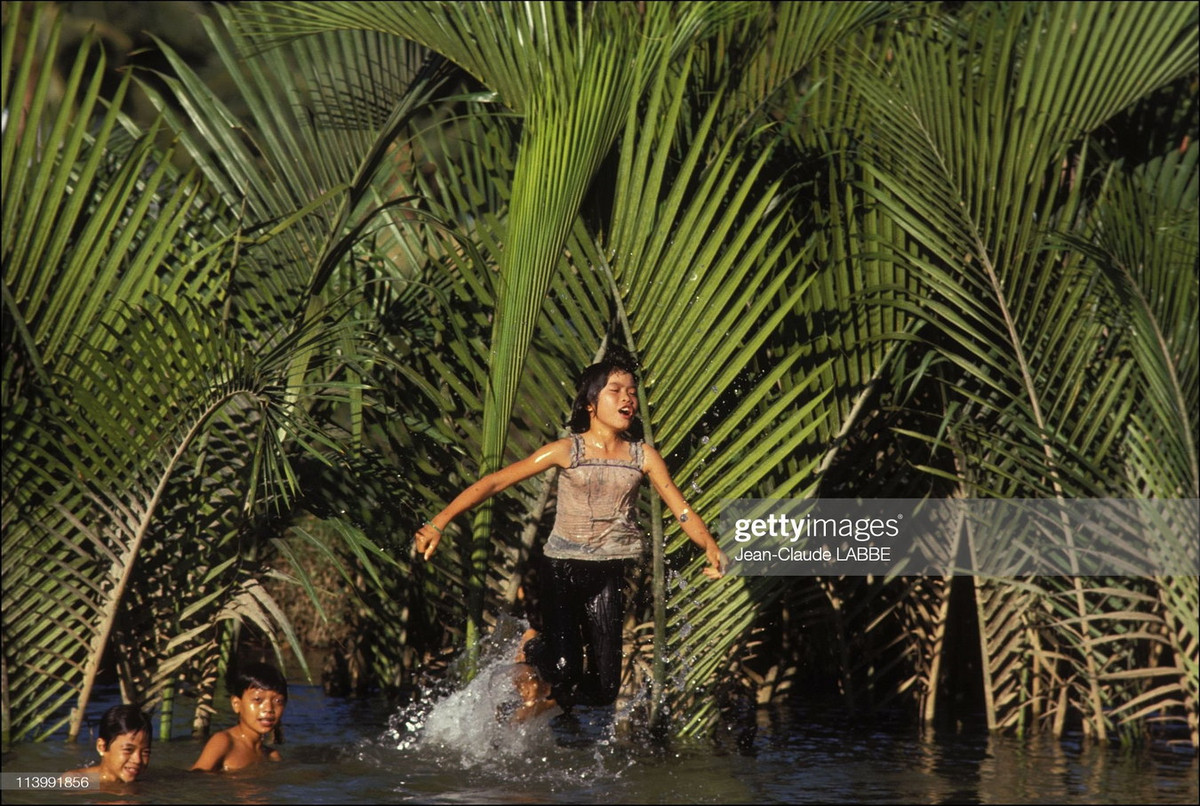 Trẻ em tắm sông ở vùng nông thôn TP HCM.