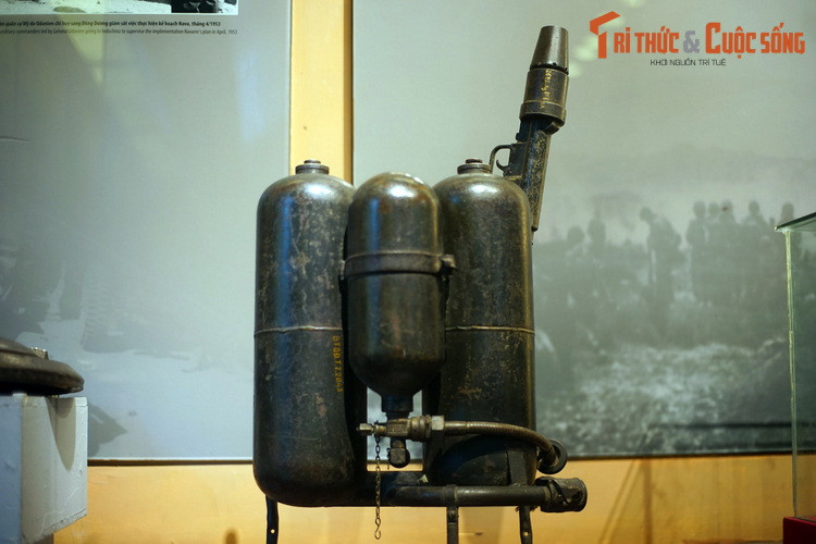 Súng phun lửa do Mỹ sản xuất và viện trợ cho Pháp, bội đội Việt Nam thu được ở đồi C2, phía Đông Mường Thanh, Điện Biên Phủ, 6/5/1954.