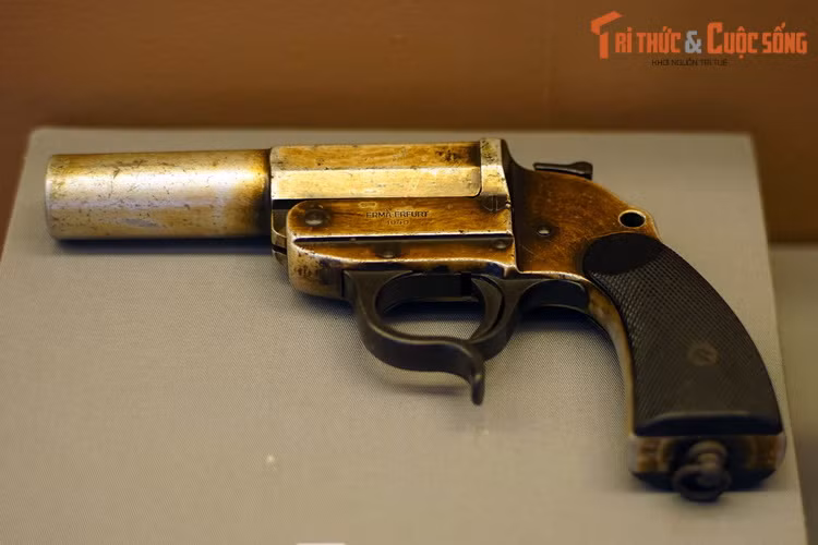 Súng bắn pháo hiệu, chiến sĩ Tiểu đoàn 166 thu được của quân Pháp ở Điện Biên Phủ.