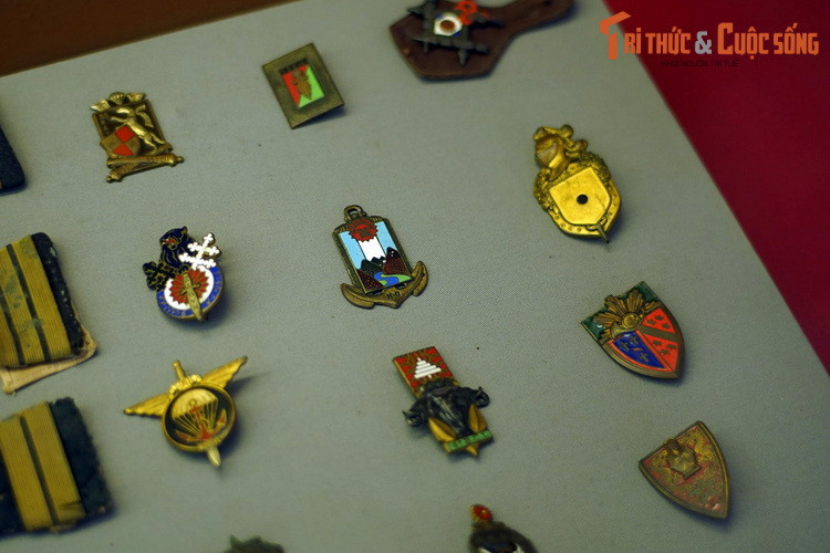 Cuống huy chương của sĩ quan, binh lính Pháp, quân ta thu được ở Điện Biên Phủ.