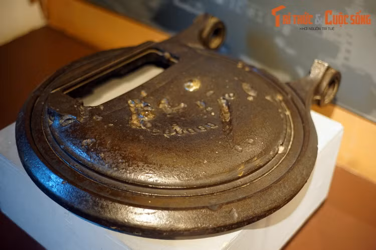 Nắp xe tăng của loại xe tăng 18 tấn do Mỹ sản xuất và trang bị cho quân Pháp ở Điện Biên Phủ, bị bội đội Việt Nam bắn cháy tại đồi A1, ngày 6/5/1954.