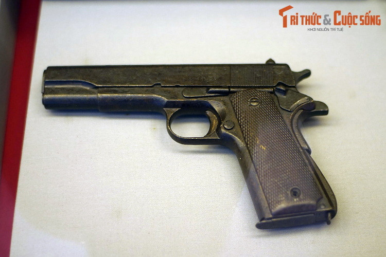 Súng ngắn trang bị của sĩ quan Pháp tại Điện Biên Phủ.