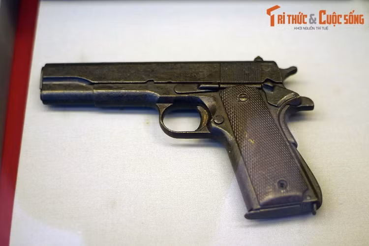 Súng ngắn trang bị của sĩ quan Pháp tại Điện Biên Phủ.