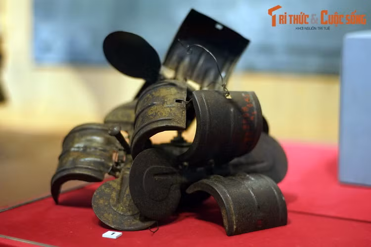 Vỏ mìn nhảy quân Pháp sử dụng ở Điện Biên Phủ.