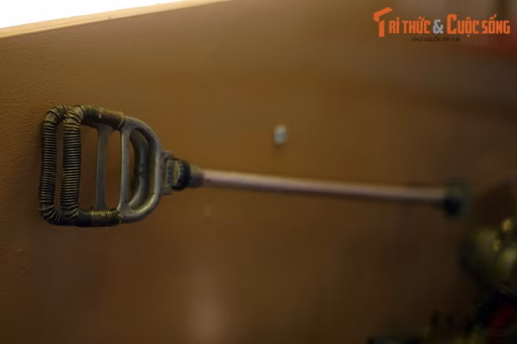 Gậy ba-toong của tướng Christian de Castries, chiến sĩ Tiểu đoàn 166 thu được tại hầm chỉ huy quân Pháp ở Điện Biên Phủ.