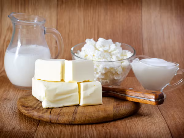 Tiêu thụ các thực phẩm từ sữa ít béo như sữa chua, pho mát... có thể làm tăng sức mạnh của xương. Thực phẩm này giàu cả canxi và vitamin D. Vitamin D rất cần thiết cho việc hấp thụ canxi và thúc đẩy hệ miễn dịch. Nếu bạn đang ăn chay hoặc không thể dung nạp đường lactose, bạn có thể bổ sung bằng những thực phẩm phẩm không phải là sữa để bổ sung canxi và vitamin D từ các loại rau lá xanh 