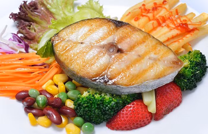 Cá là một nguồn tuyệt vời của axit béo omega-3. Trong khi có một số loại thực phẩm có thể làm tăng tình trạng viêm trong cơ thể thì các axit béo omega-3 lại có thể làm giảm viêm và ngăn chặn việc sản xuất các enzym làm xói mòn sụn. 