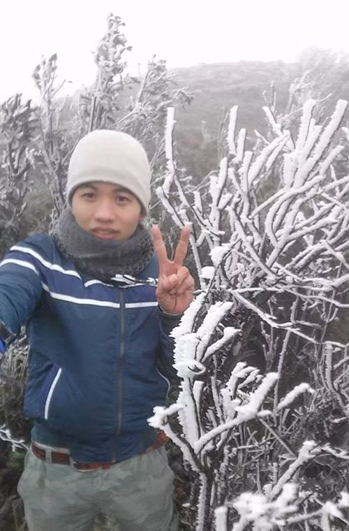 Dù thời tiết cực kỳ giá lạnh nhưng không ít người dân sẵn sàng đổ lên Mẫu Sơn lúc này để chụp ảnh, chiêm ngưỡng cảnh tượng băng tuyết hiếm có. Nguồn ảnh: Fanpage Tin nóng Lạng Sơn