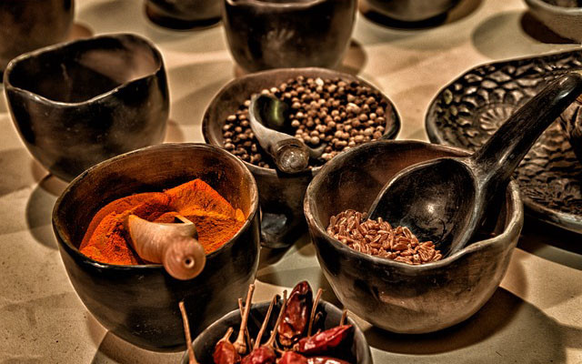 Các loại gia vị như tỏi, húng tây, cà ri, nghệ, ớt cayenne, ớt bột, cam thảo, bạc hà và gừng cũng có thể giúp ngăn ngừa máu đóng cục hiệu quả. Ảnh: hhdresearch.