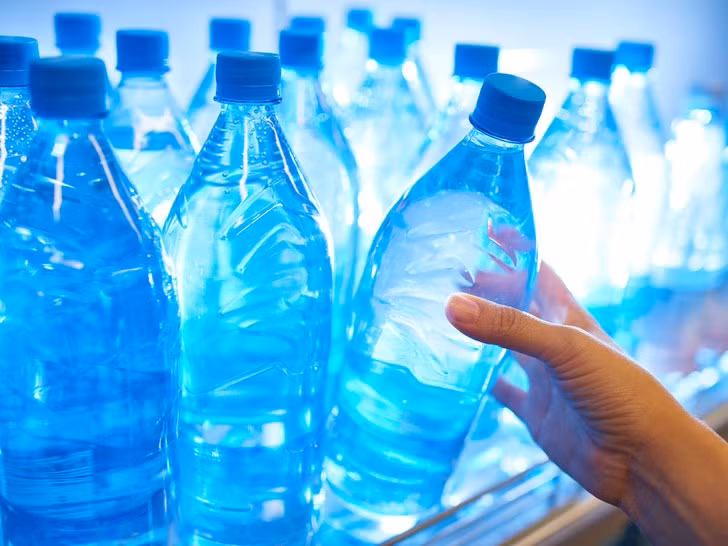 Bạn có biết rằng, hoa mắt và chóng mặt có thể là một biểu hiện của việc cơ thể bạn đang thiếu nước trầm trọng? Ảnh: self.