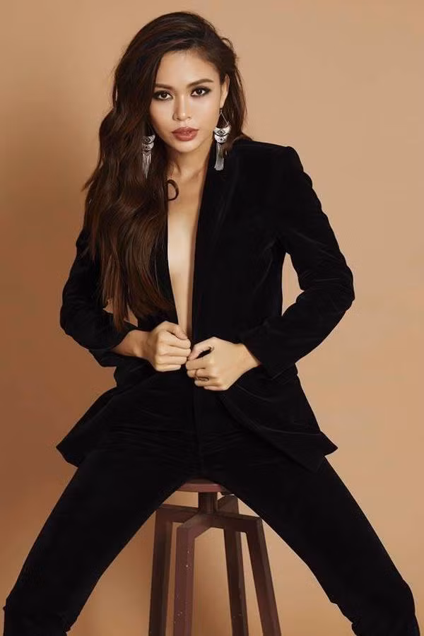 Diện áo vest không nội y, Á hậu Mâu Thủy thậm chí còn không thèm cài cúc. Ảnh: blogspot.