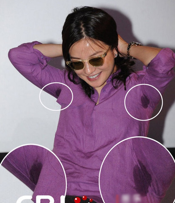 Triệu Vy cũng gặp sự cố tương tự với vệt mồ hôi dưới cánh tay. Ảnh: pose.