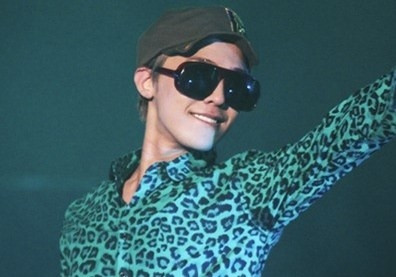 G-Dragon cũng không tránh khỏi có lúc bị mất hình tượng vì "mồ hôi cánh". Ảnh: yan.