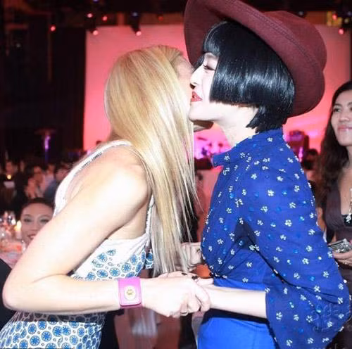 Phạm Băng Băng cũng có lúc phải đỏ mặt vì mồ hôi vùng da dưới cánh tay. Ảnh: eva.