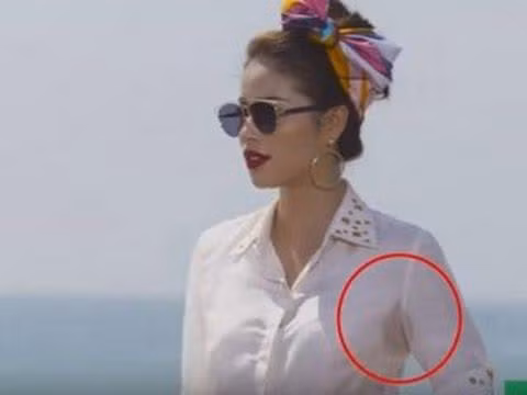 Phạm Hương cũng từng bị bắt gặp với vệt mồ hôi ướt sũng khi mặc áo sơ mi trên một chương trình thực tế. Ảnh: eva.