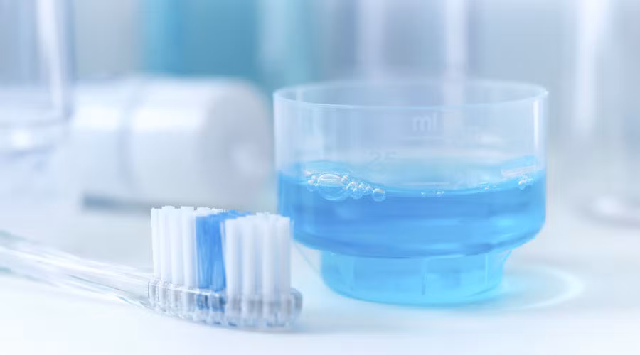 Nước súc miệng có thành phần diệt vi khuẩn răng miệng, do đó nó cũng có thể diệt vi khuẩn gây mùi và tiết mồ hôi ở vùng da dưới cánh tay. Ảnh: bestelectrictoothbrushlist.