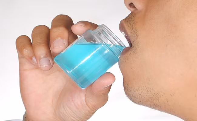 Bạn chỉ cần đổ nước súc miệng vào giấy ăn sau đó vứt vào thùng rác sẽ thấy thùng rác nhà mình không còn mùi hôi nữa. Ảnh: hearstapps.