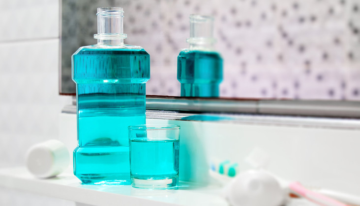 Bên cạnh đó, nước súc miệng chứa Eucalyptol kháng nấm, ngăn ngừa nấm gàu phát triển. Ảnh: smilepad.