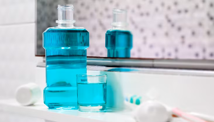 Bên cạnh đó, nước súc miệng chứa Eucalyptol kháng nấm, ngăn ngừa nấm gàu phát triển. Ảnh: smilepad.