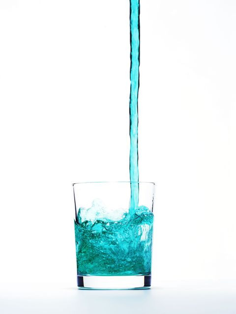 Bên cạnh đó, nước súc miệng chứa Eucalyptol kháng nấm, ngăn ngừa nấm gàu phát triển. Ảnh: smilepad.