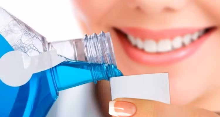 Bạn chỉ cần dùng một miếng bông tẩm nước súc miệng rồi bôi vào nách sẽ thấy được hiệu quả tức thì. Ảnh: wmsmile.